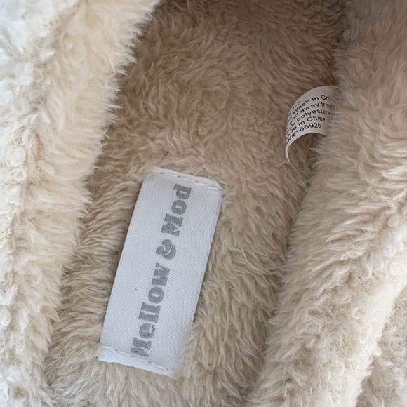 🍒 Mellow & Mod Cherry Slippers🍒 - Picture 3 of 8